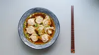 Ilustrasi jiaozi, pangsit China. (Foto oleh Cats Coming: https://www.pexels.com/id-id/foto/mangkok-keramik-bulat-putih-dan-biru-dengan-sup-bola-dimasak-dan-sumpit-kayu-coklat-955137/)