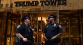Departemen Kepolisian Kota New York meningkatkan keamanan di Trump Tower setelah mantan Presiden Donald Trump ditembak saat kampanye di Butler, Pennsylvania, Sabtu (13/7/2024). (Adam GRAY / AFP)