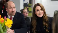 Pangeran William dan Kate Middleton menemui anggota tim Rugby Inggris dan Wales. (dok. Alastair Grant / POOL / AFP)