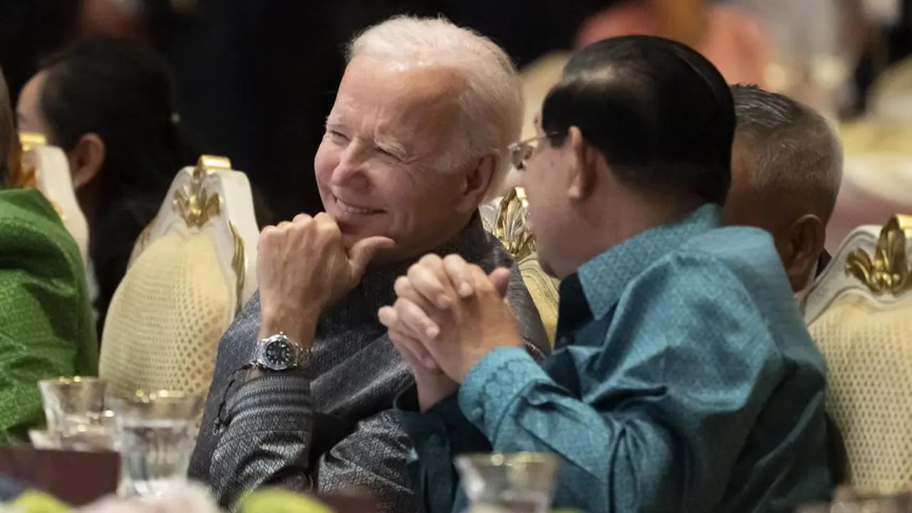Presiden Joe Biden, kiri, dan PM Kamboja Hun Sen menonton pertunjukan tarian budaya pada gala dinner KTT ASEAN, Sabtu, 12 November 2022, di Phnom Penh, Kamboja. Ia positif COVID-19 pada KTT G20 di Bali. (Foto AP/Alex Brandon, File)