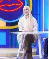Lewat Instagram pribadinya, Feni Rose memperlihatkan penampilannya yang tertutup saat mengisi acara gosip di televisi.