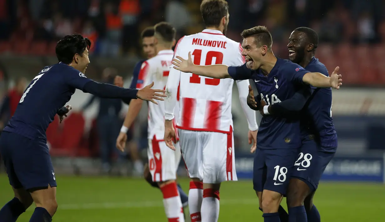 Gelandang Tottenham Hotspur, Giovani Lo Celso  (kedua kanan) berselebrasi usai mencetak gol ke gawang Red Star Belgrade pada pertandingan Grup B Liga Champions di Rajko Mitic Stadium, Serbia (6/11/2019). Tottenham menang telak 4-0 atas Red Star. (AP Photo/Marko Drobnjakovic)