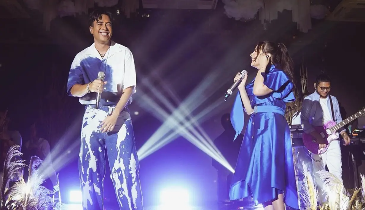 Penampilan duet dengan Prilly menjadi salah satu surprise yang diberikan oleh Vidi Aldiano di showcase-nya. Dua artis yang bersahabat ini tampil kompak dengan busana bernuansa putih biru. Suasana bahagia pun menyelimuti Vidi karena selalu mendapat dukungan dari orang-orang terdekatnya. (Liputan6.com/IG/@prillylatuconsina96)