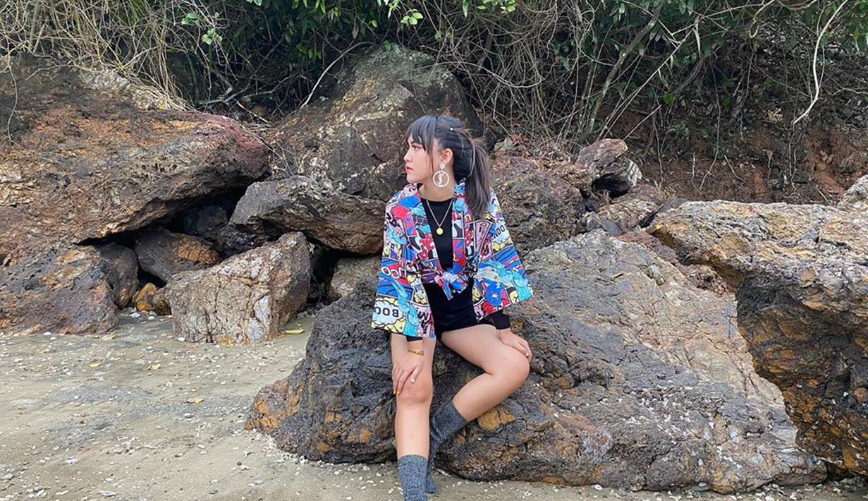 FOTO: Gaya Santai Happy Asmara Saat di Pantai, Terlihat ...