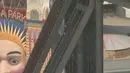Seorang pria berbaju hitam dan berkaca mata sedang menaiki jembatan Sydney Harbour, Australia, (17/6). Pria yang nekat menaiki jembatan tersebut ditangkap petugas dan dibawa ke Rumah Sakit Royal North Shore. (SEVEN NETWORK/via REUTERS TV)