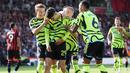 Para pemain Arsenal merayakan gol yang dicetak oleh Kai Havertz ke gawang Bournemouth pada laga pekan ketujuh Premier League 2023/2024 di Vitality Stadium, Sabtu (30/9/2023). Kemenangan tersebut membawa Arsenal berada di posisi kedua klasemen Liga Inggris dengan 17 poin dari tujuh laga. (AFP/Adrian Dennis)