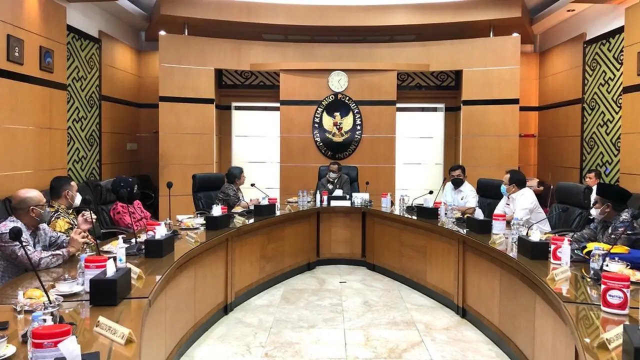 Partai Nasdem menemui Menteri Koordinator Politik, Hukum dan Keamanan (Menkopolhukam) Mahfud Md untuk mengusulkan ulama besar asal Bangkalan, Madura, Jawa Timur, Syaikhona Kholil sebagai pahlawan nasional.