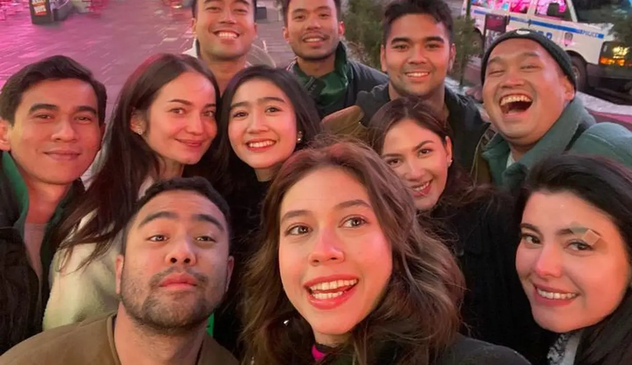 Perpaduan jaket hitam dengan sentuhan hijau jadi momen twinning para suami Mila dan Enzy. [Foto: Instagram @enzystoria]