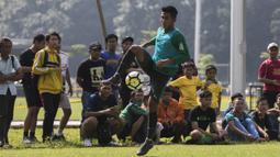 Pemain Timnas Indonesia, Putu Gede mengontrol bola saat latihan di Lapangan ABC Senayan, Jakarta, Minggu (18/3/2018). Latihan ini merupakan persiapan jelang laga uji coba melawan Singapura. (Bola.com/Vitalis Yogi Trisna)