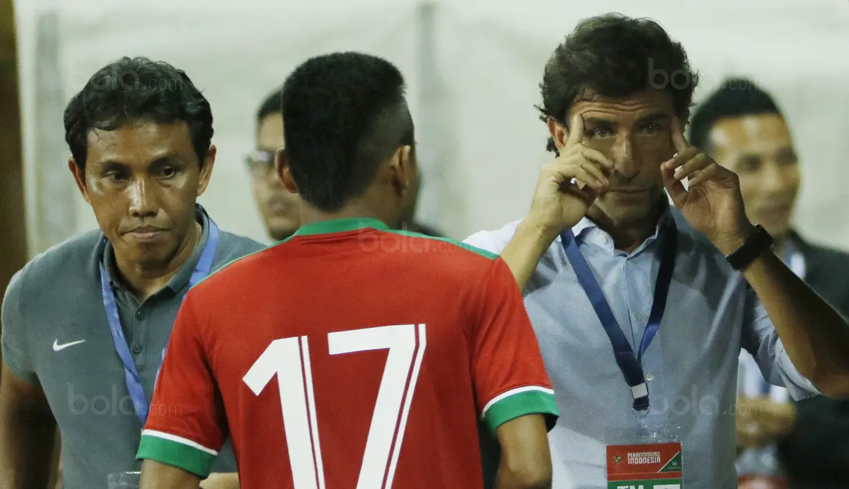 Pelatih Indonesia, Luis Milla, memberikan arahan kepada Saddil Ramdani, saat pertandingan melawan Guyana di Stadion Patriot, Bekasi, Sabtu (25/11/2017). Indonesia menang 2-1 atas Guyana. (Bola.com/M Iqbal Ichsan)