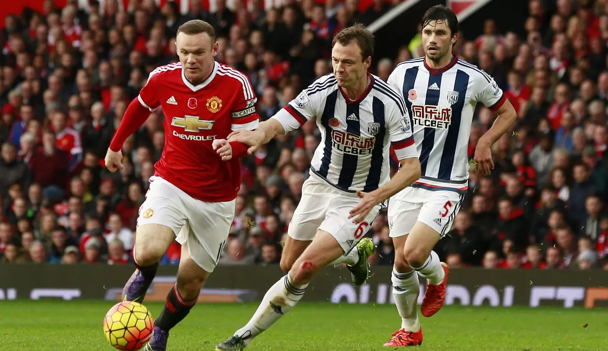 Striker MU, Wayne Rooney menggiring bola melewati pemain WBA, Jonny Evans pada laga Liga Premier Inggris di Stadion Old Trafford, Inggris, Sabtu (7/11/2015). (Action Images via Reuters/Jason Cairnduff)