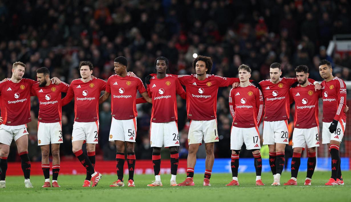 Para pemain Manchester United berjejer selama adu penalti dalam pertandingan putaran kelima atau 16 besar Piala FA 2024-2025 melawan Fulham di stadion Old Trafford, Inggris, pada Minggu (2/3/2025) malam WIB. (Darren Staples/AFP)