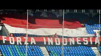 Suporter timnas U-19 Indonesia membentangkan bendera Merah Putih sebagai tanda dukungan saat pertandingan Grup B Piala Asia U-19 melawan timnas U-19 Australia di Stadion Thuwunna Youth Training Center Yangon, Myanmar, (12/10/2014). (ANTARA FOTO/Andika Wah