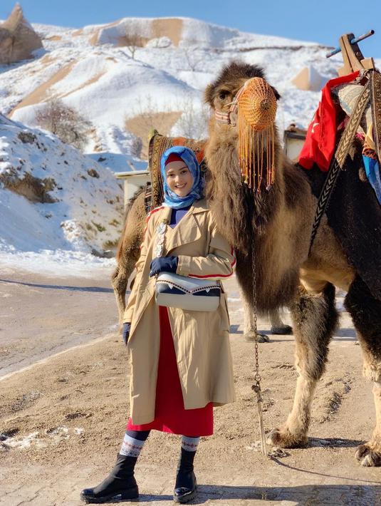 Uchisar Castle, Turki menjadi saksi cantiknya Cut Meyriska. Banyak ha yang dilakukan Cut Meyriska di Turki, mulai dari menikmati suasana kota bersama keluarga hingga berfoto dengan Unta. (Liputan6.com/IG/@cutratumeyriska)