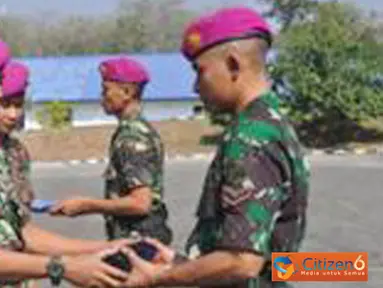 Citizen6, Surabaya: Danpusdikif Kodikmar Kobangdikal, Letkol Marinir Bambang Sukarno, menutup Diklaba TNI AL Angkatan IV di lapangan apel Pusdik Infanteri Kodikmar Gunungsari, Surabaya, Jumat (7/9). (Pengirim: Penkobangdikal).