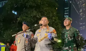 Polisi temukan pisau dan golok saat demo mahasiswa. (Liputan6.com/ Rifqy Alief Abiyya)