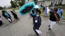 Petugas medis menari sebagai penghargaan atas perawatan untuk pasien COVID-19 di luar New Orleans East Hospital, New Orleans, Amerika Serikat, 15 Mei 2020. Serenade stimulus ini untuk memberikan dukungan moral kepada petugas medis dan pasien COVID-19. (AP Photo/Gerald Herbert)