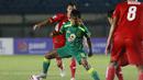 Striker Persebaya Surabaya, Mochammad Supriadi (tengah) menguasai bola saat menghadapi Persik Kediri dalam laga Grup C Piala Menpora 2021 di Stadion Si Jalak Harupat, Bandung, Selasa (23/3/2021). (Bola.com/M Iqbal Ichsan)