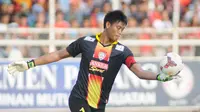 Aksi Kurnia Meiga saa berseragam Arema pada musim 2014. (Bola.com/Iwan Setiawan)