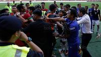 Para pemain timnas Indonesia terlibat pertikaian dengan pemain Kamboja di Stadion Shah Alam, Selangor, Kamis, (24/8/2017). Indonesia menang 2-0 atas Kamboja. (Bola.com/Vitalis Yogi Trisna)