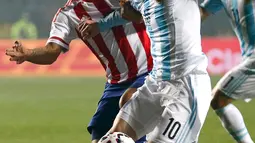 Penyerang Argentina, Lionel Messi mengontrol bola dari kejaran bek Paraguay, Marcos Caceres pada semifinal Copa Amerika 2015 di Concepcion, Chili, (1/7/2015). Argentina melangkah ke final usai mengalahkan Paraguay 6-1. (Reuters/Mariana Bazo)