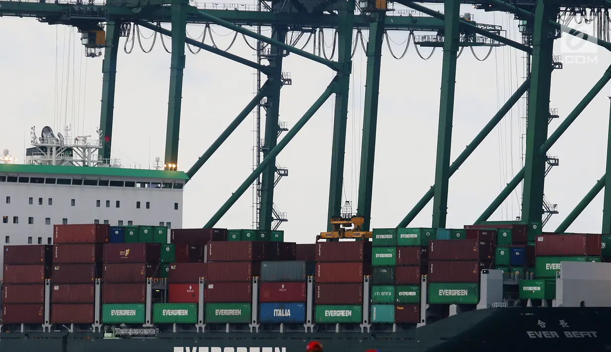 Suasana bongkar muat di pelabuhan Tanjung Priok, Jakarta Utara, Kamis (14/2). Prediksinya, impor hanya akan tumbuh 7,1persen atau nyaris separuh dari tahun lalu yang diproyeksikan sebesar 13,4persen. (Liputan6.com/Angga Yuniar)