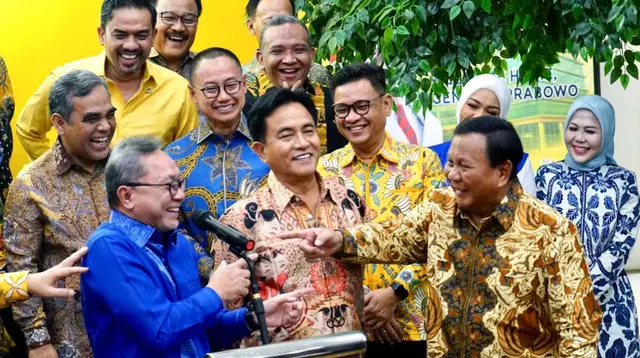 Bacapres sekaligus Ketum Gerindra Prabowo Subianto tertawa saat Ketum PAN Zulkifli Hasan (Zulhas) berkelakar tentang 12 fokus kebijakan yang baru saja dibahas bersama para petinggi parpol Koalisi Indonesia Maju (KIM) di Kantor DPP Partai Golkar. (Foto: Istimewa)