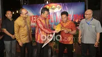 Mempora Imam Nahrawi memberikan penghargaan berupa rumah dan kunci secara simbolik kepada Eko Yuli Irawan pada acara pembukaan Rakernas PB PABBSI di Hotel Atlet Century, Jakarta, (20/12/2016). (Bola.com/Nicklas Hanoatubun)