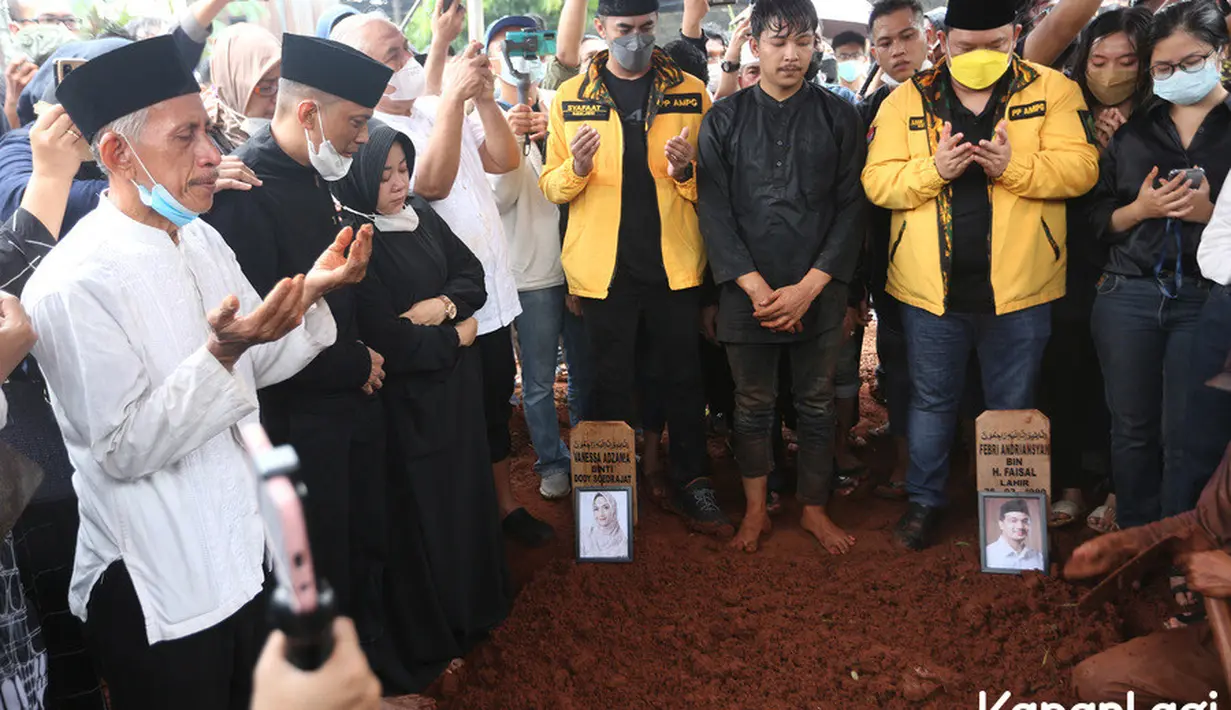 Proses pemakaman diakhiri dengan doa bersama yang dipimpin oleh seorang pemuka agama setempat. (Kapanlagi.com/Budi Santoso)