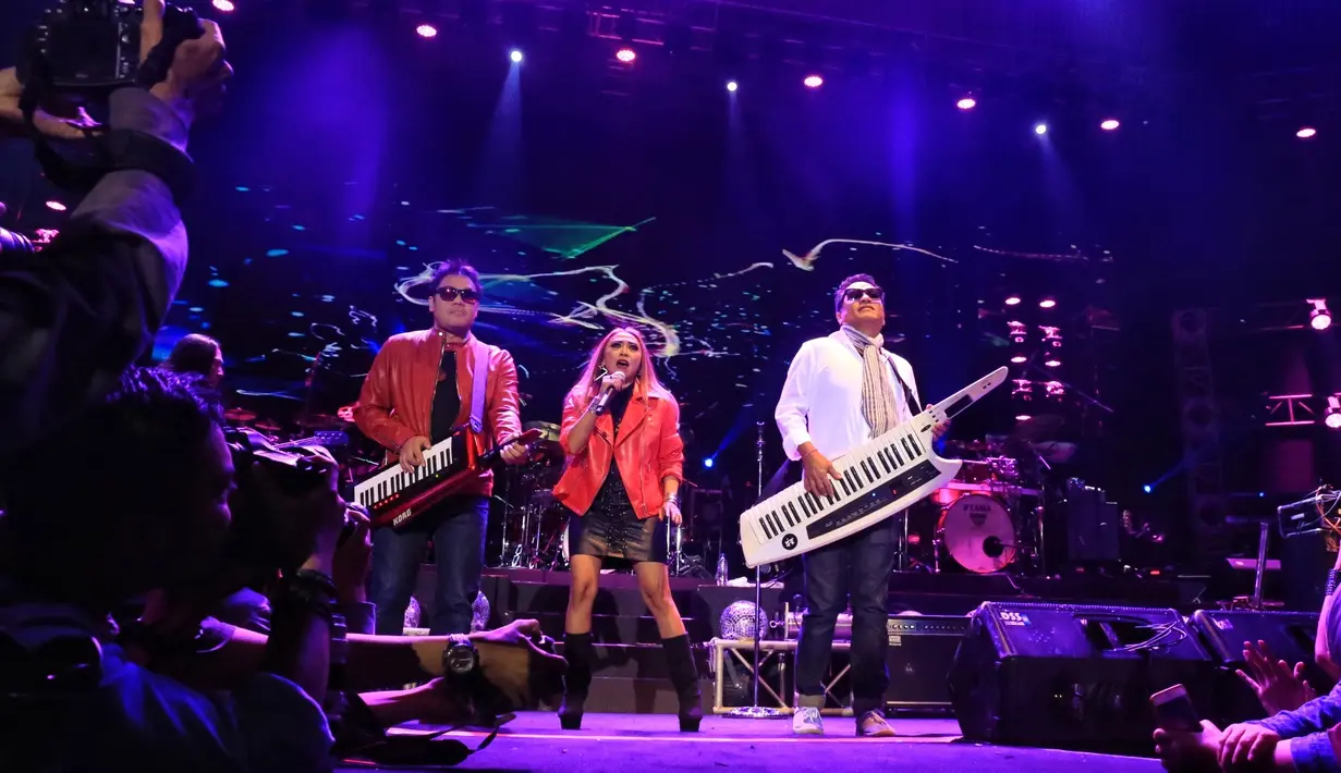 Para personelnya Krakatau Reunion, Indra Lesmana (keyboard), Dwiki Dharmawan (keyboard), Gilang Ramadhan (drum), Tri Utami (vokal), Donny Suhendra (gitar) dan Pra Budi Dharma (bass). (Adrian Putra/Bintang.com)