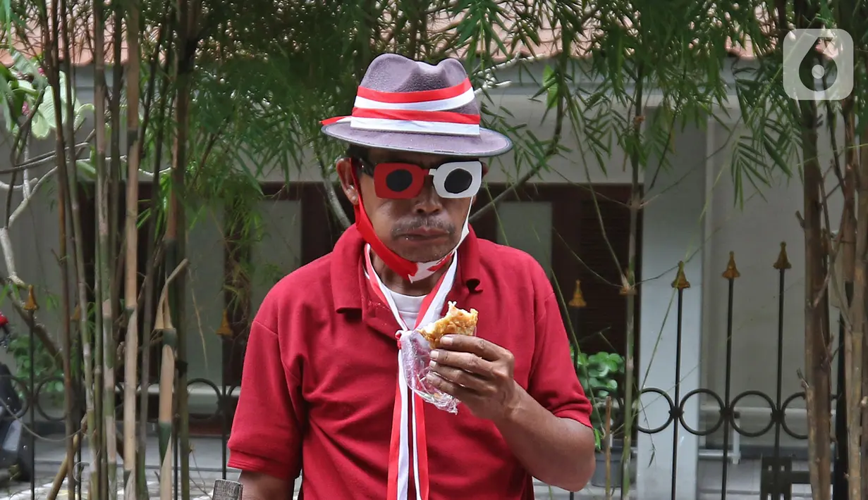 Tarjono (52), pedagang jagung manis, berpose di kawasan Cilandak, Jakarta, Kamis (13/8/2020). Tarjono memodifikasi sepeda yang dipakainya untuk berjualan dengan atribut kemerdekaan dalam rangka memperingati HUT ke-75 RI, serta mengajak warga memasang bendera di rumah. (Liputan6.com/Herman Zakharia)