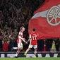 Pemain Arsenal Emile Smith Rowe (kiri) melakukan selebrasi usai mencetak gol ke gawang AFC Wimbledon pada pertandingan Piala Liga Inggris di Emirates Stadium, London, Inggris, 22 September 2021. Arsenal menang 3-0. (JUSTIN TALLIS/AFP)