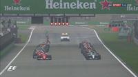 Pebalap Ferrari, Sebastian Vettel, memarkir mobilnya agak ke kiri bukan di dalam kotak grid saat start F1 GP China di Shanghai, Minggu (9/4/2017). (Bola.com/Twitter/theJudge13Twts)