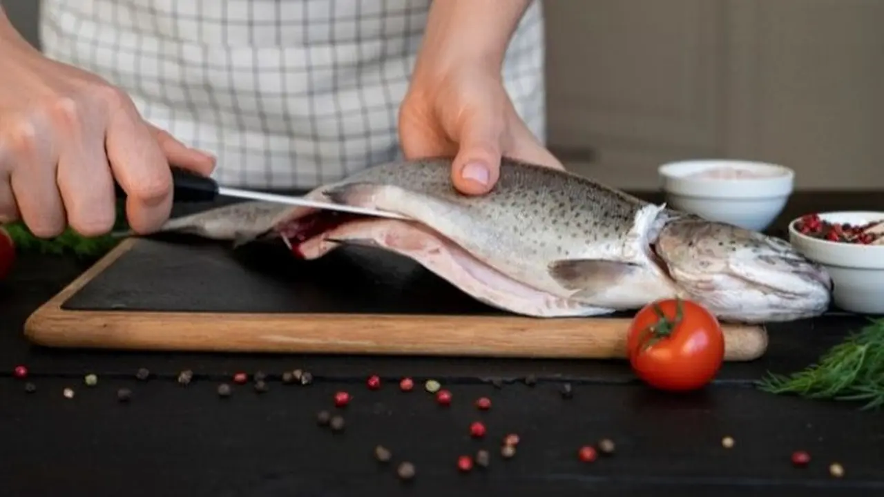 Foto Mengolah Ikan (Sumber: freepik.com)