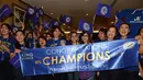 Fans Leicester City menyambut para pemain dengan spanduk Champions saat tiba di Bandara International Suvarnabhumi, Bangkok, Thailand, (18/5/2016). (AFP/Lillian Suwanrumpha)