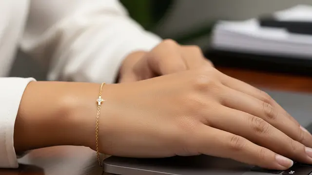 Model Gelang Emas Rantai Kecil untuk Wanita Karir