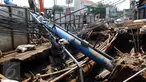 Lubang besar menganga akibat sebuah papan reklame yang roboh di Jalan Wolter Monginsidi, Jakarta, Jumat (1/1/2016). Tidak ada korban dalam peristiwa ini. (Liputan6.com/Helmi Fithriansyah)