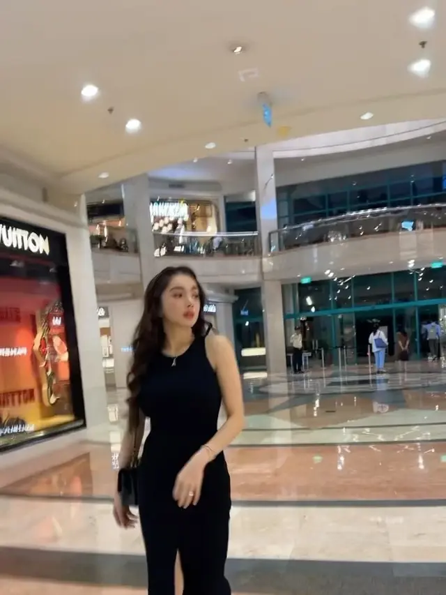 Gaya Angel Karamoy Pakai Dress, Tampil Manis hingga Elegan