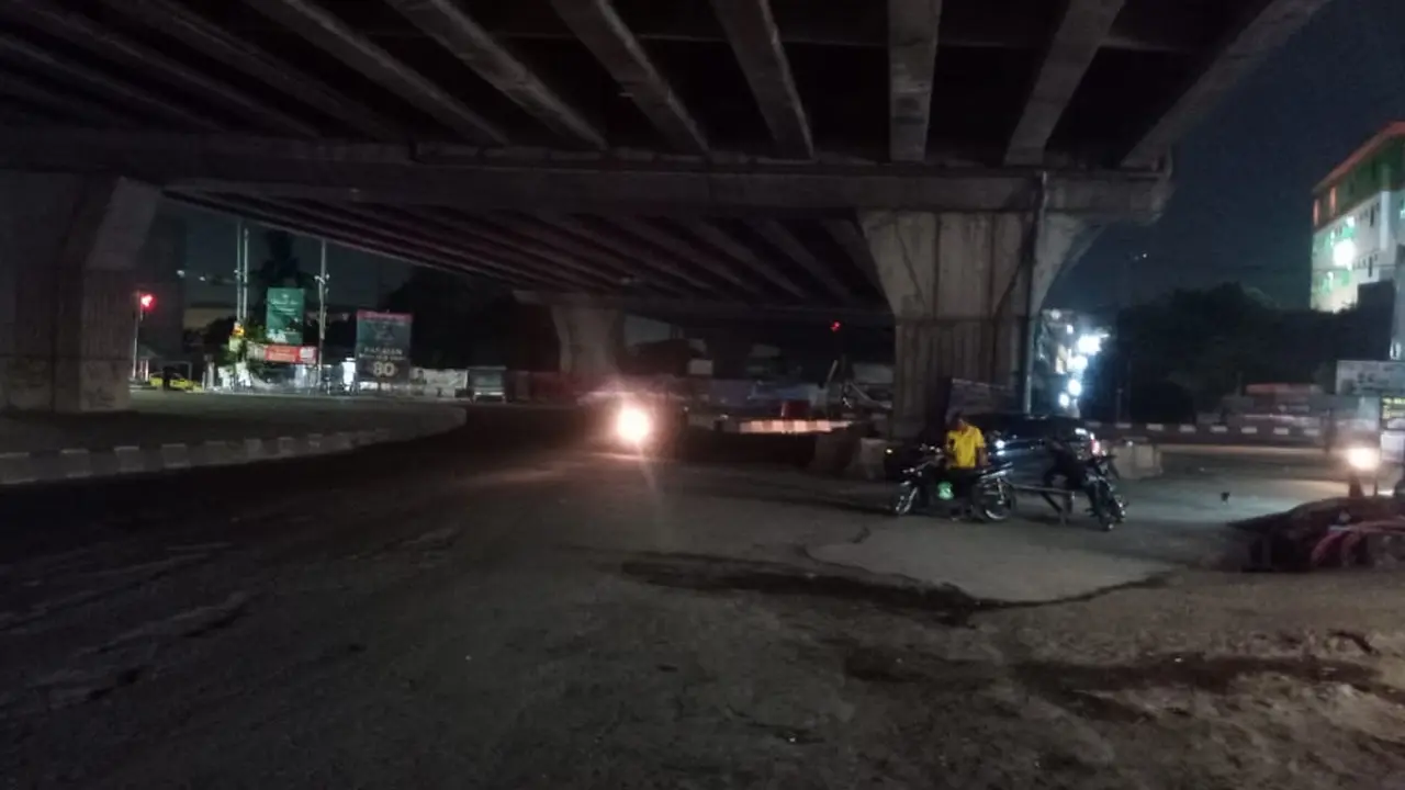Jalan arteri di bawah jalan Tol Cibitung, Cilincing, Cikarang Barat, Kabupaten Bekasi, Jawa Barat mengalami kerusakan sepanjang lebih dari 1 kilometer dan bisa bahayakan pemudik Lebaran 2023.