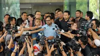 Haris Azhar saat menjawab pertanyaan ke sejumlah awak media di gedung KPK, Jakarta, Selasa (15/7/14) (Liputan6.com/Miftahul Hayat)