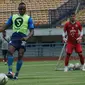 Victor Igbonefo menjalani latihan perdana bersama Persib Bandung di Stadion Gelora Bandung Lautan Api, Selasa (22/1/2020). (Liputan6.com/Huyogo Simbolon)