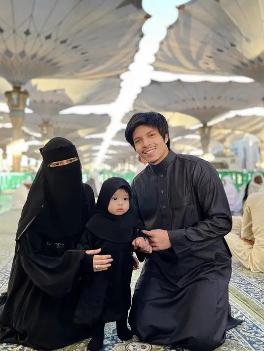Aurel juga mengenakan cadar dengan abbayanya. Ameena nampak menggemaskan menggenakan kerudung.  (@aurelie.hermansyah)