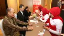 Petugas medis memeriksa cek kadar kolesterol para narasumber dalam rangka memperingati Hari Jantung Sedunia di Jakarta, Kamis (27/9). Kegiatan secara gratis digelar PT. Novell Pharmaceutical Laboratories. (Liputan6.com/Fery Pradolo)