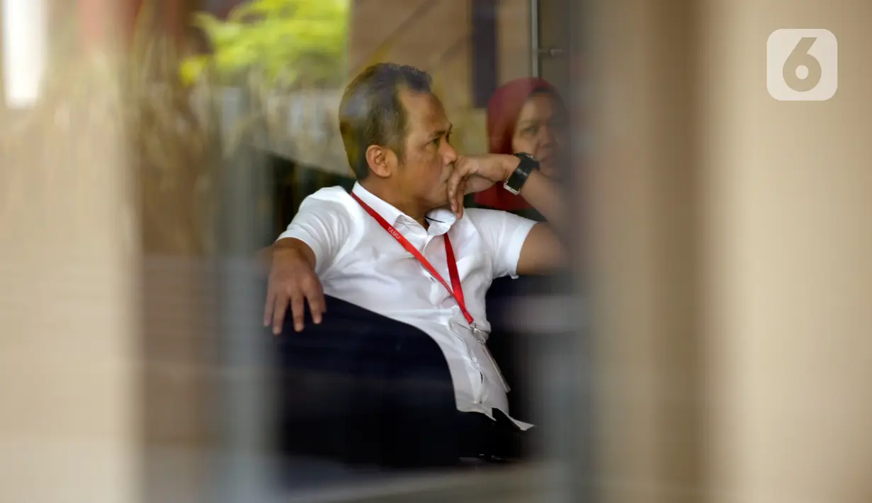 Advokat PDIP, Donny Tri Istiqomah berada di ruang tunggu sebelum pemeriksaan di Gedung KPK, Rabu (12/02/2020). Donny diperiksa sebagai saksi terkait kasus dugaan suap penetapan pergantian antarwaktu (PAW) anggota DPR untuk tersangka eks Komisioner KPU Wahyu Setiawan. (merdeka.com/Dwi Narwoko)