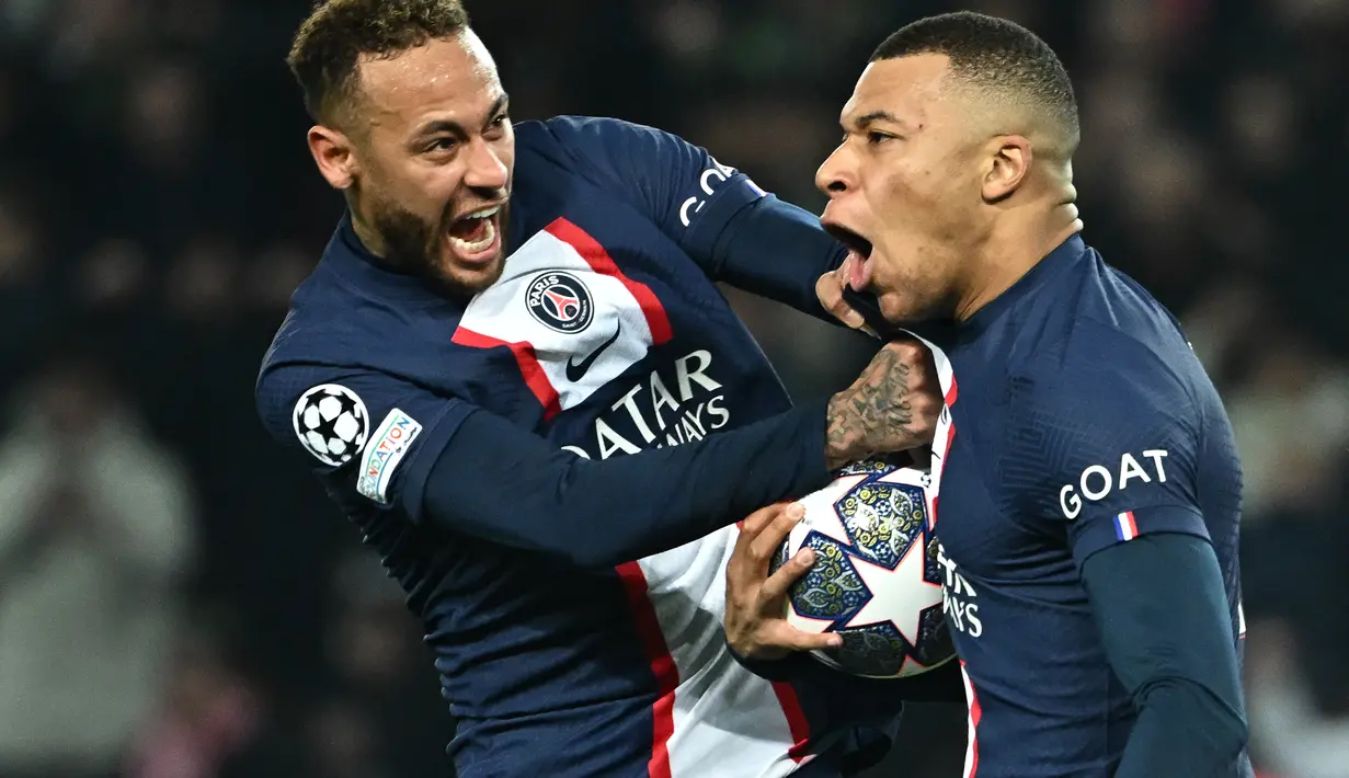 Penyerang PSG, Kylian Mbappe (kanan) berselebrasi dengan Neymar setelah mencetak gol ke gawang Bayern Muenchen yang kemudian tidak disahkan selama pertandingan leg pertama babak 16 besar Liga Champions di stadion Parc des Princes di Paris, Rabu (15/2/2023). Bayern menang tipis atas PSG dengan skor 1-0. (AFP/Anne-Christine Poujoulat)