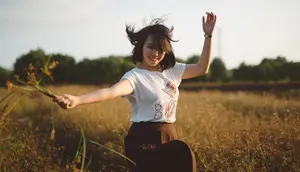 Ilustrasi gembira, bahagia, senang. (Photo by Quan Nguyen on Unsplash)