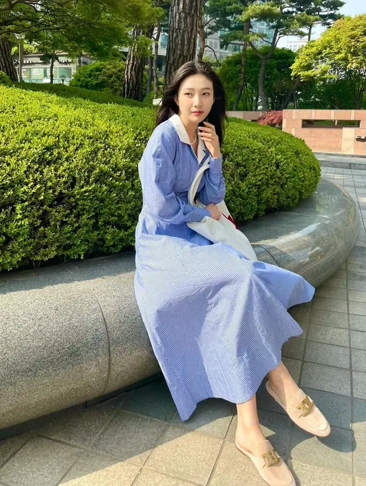 <p>Dress panjang berwarna biru ala Joy Red Velvet cocok digunakan untuk pergi ngantor (@_imyour_joy)</p>