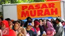 PDIP menggelar bazar sembako Ramadan murah di Kantor DPP PDIP Lenteng Agung, Jakarta, Senin (13/7/2015). Paket sembako murah tersebut menjual beras dan daging sapi dengan harga lebih murah. (Liputan6.com/Yoppy Renato)