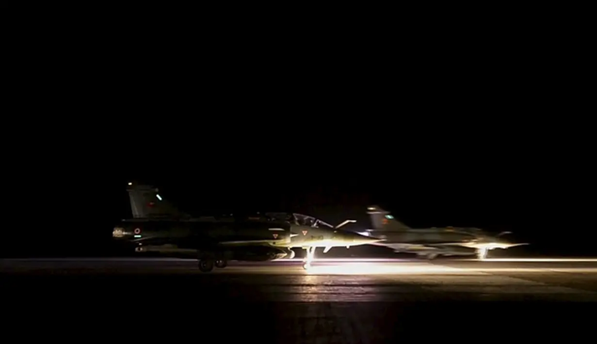 Pesawat tempur Prancis bersiap lepas landas dari lokasi yang dirahasiakan menuju Suriah (16/11). Prancis akan melakukan penyerangan ke ISIS sebagai tindakan Prancis menanggapi aksi penyerangan di Paris yang menewaskan lebih dari 130 orang. (REUTERS/ECPAD)