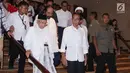 Capres-cawapres 01 Joko Widodo dan Ma'ruf Amin usai konferensi pers di Jakarta, Rabu (17/4). Meskipun Jokowi-Ma'ruf unggul dalam hitungan cepat namun Jokowi meminta pendukungnya tetap menunggu penghitungan resmi KPU atas hasil perolehan suara Pilpres 2019. (Liputan6.com/Angga Yuniar)